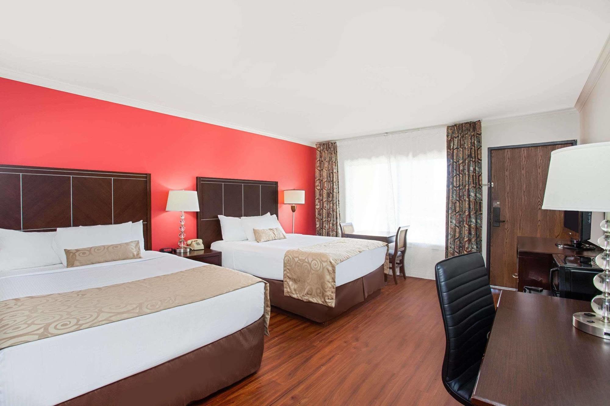 Ramada By Wyndham Burbank Airport Hotel Exterior photo