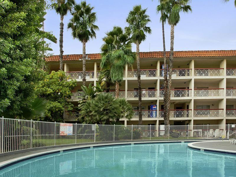 Ramada By Wyndham Burbank Airport Hotel Exterior photo