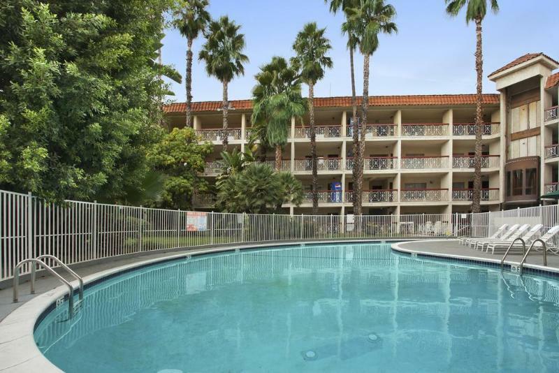 Ramada By Wyndham Burbank Airport Hotel Exterior photo